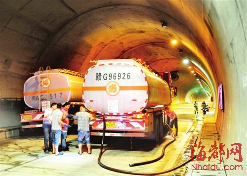 福州绕城高速上油罐车撞上隧道壁 过往司机弃车而逃