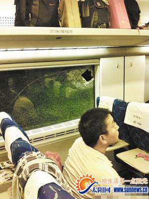 厦门往上海动车趴隧道近5小时 乘客砸窗自救(图)