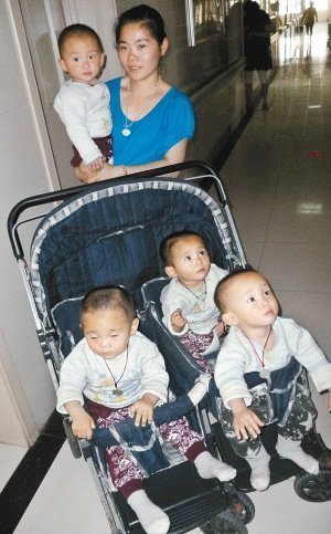 福州妈妈抱脑瘫四胞胎赴西安求医 已欠债50万