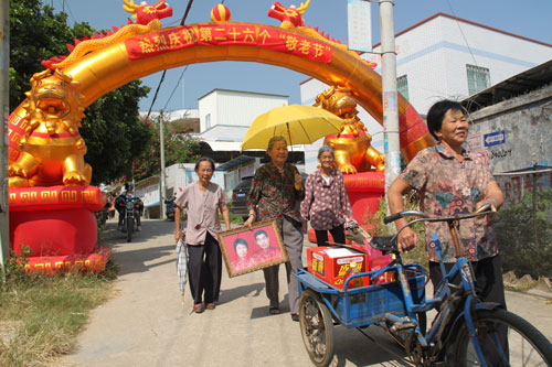 西洋村：为百名农村老人送祝福