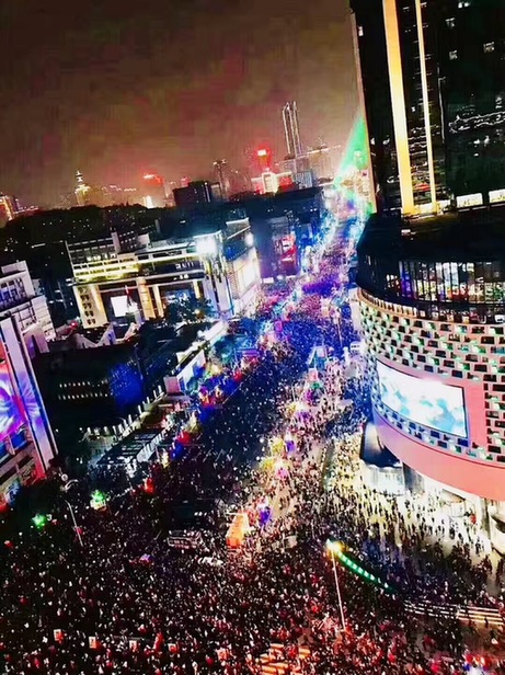 福州东街口商圈超百万人次有序欢庆闹元宵