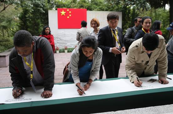 历史与现代的交融：外国记者团游杭州，助力“一带一路”